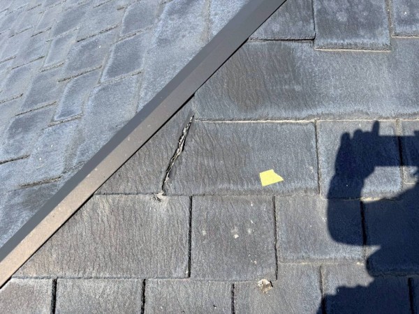 アーバニースレートが割れている　隅棟付近